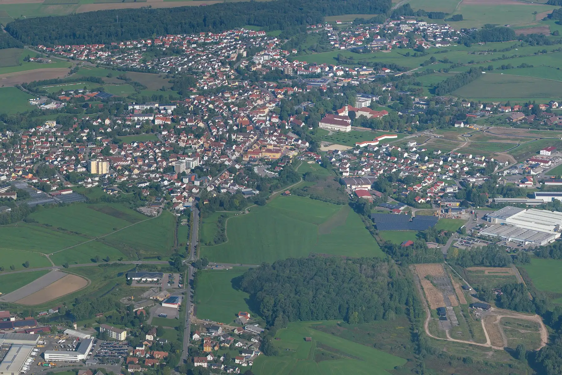Luftbild von Bad Schussenried mit Altstadt, Kloster und den Feldern Oberschwabens