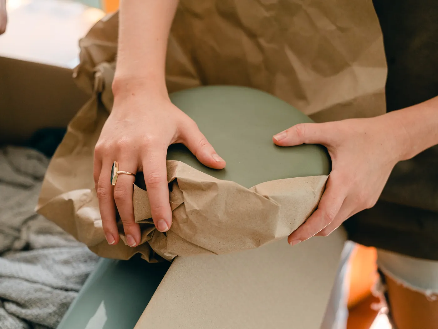 Geschirr wird in Packpapier gewickelt